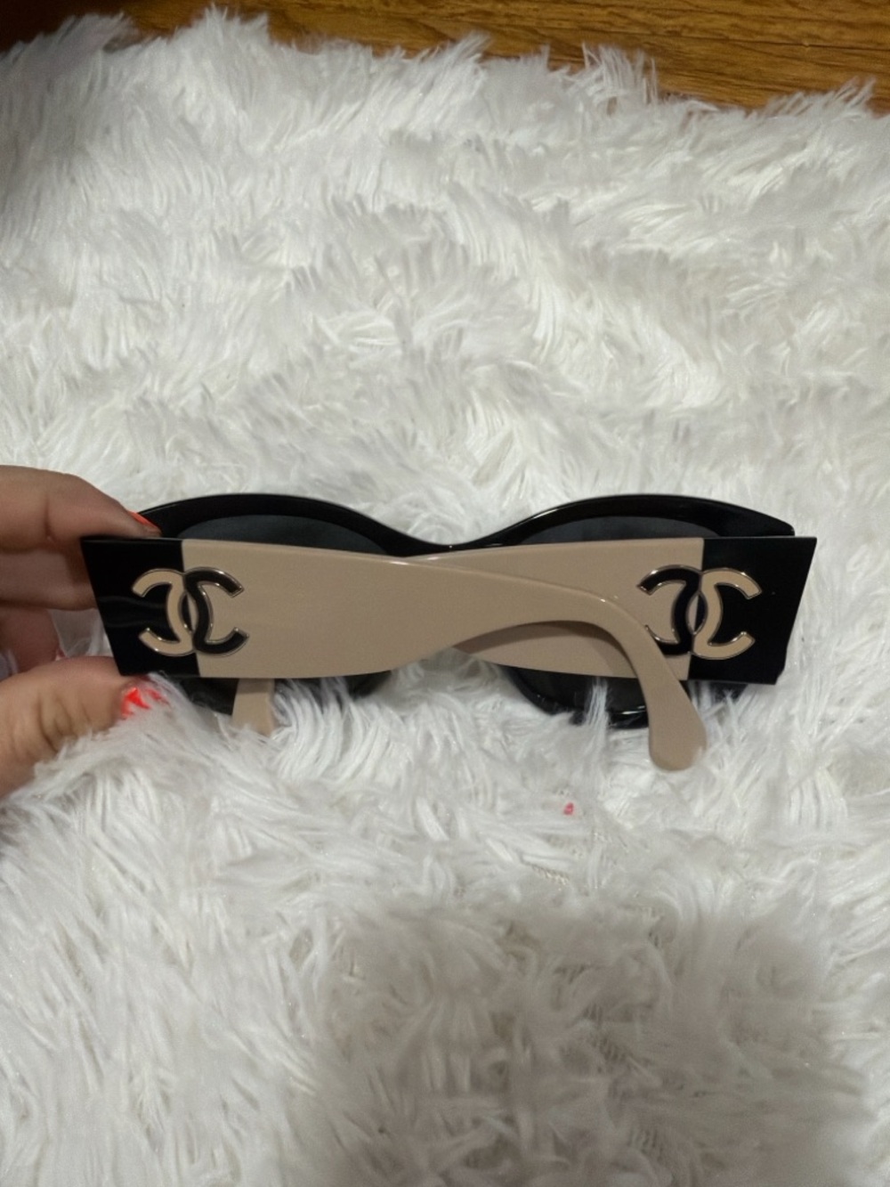 CHANEL Black and Beige CC Logo Oversized Sunglasses - Picture 4 of 10